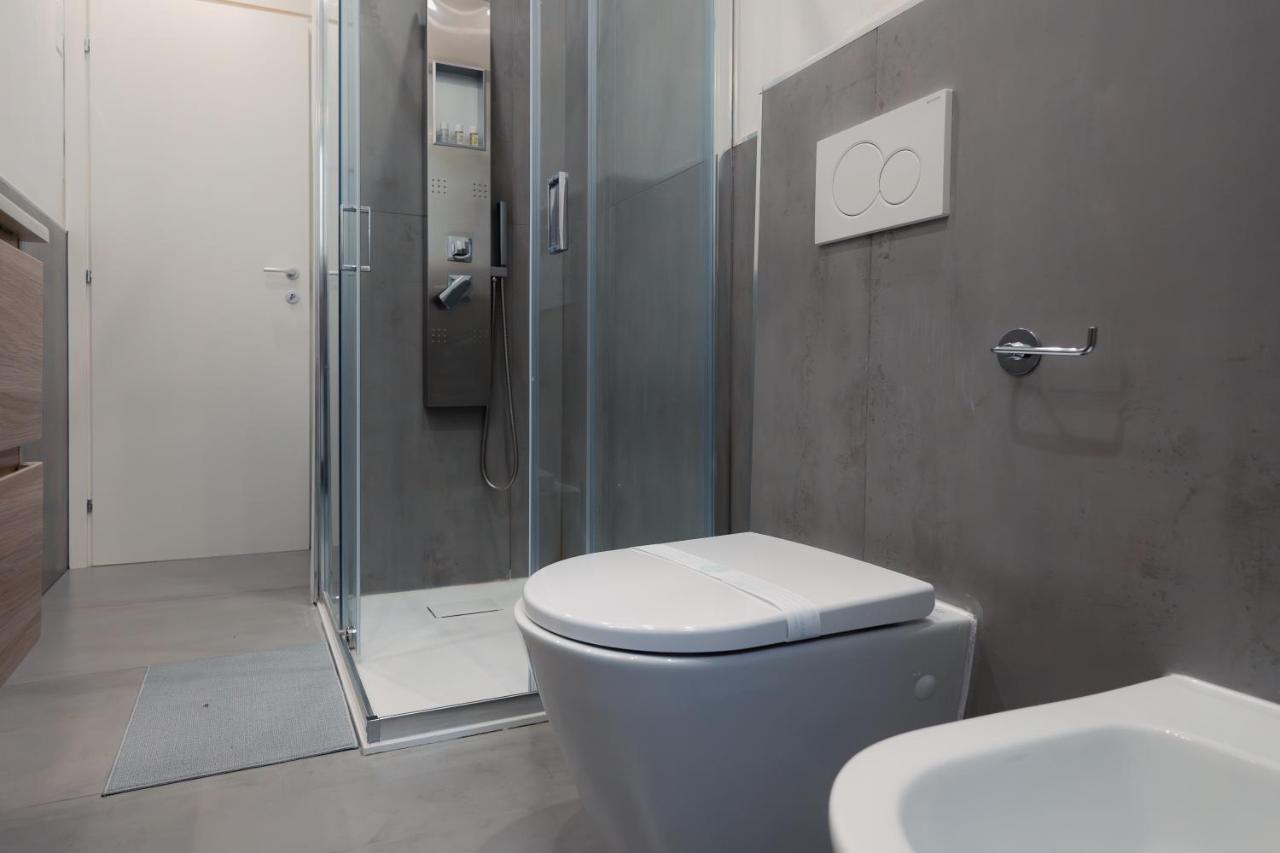 Centro Storico Moderno Trilocale Con Balcone Apartment Trieste Luaran gambar
