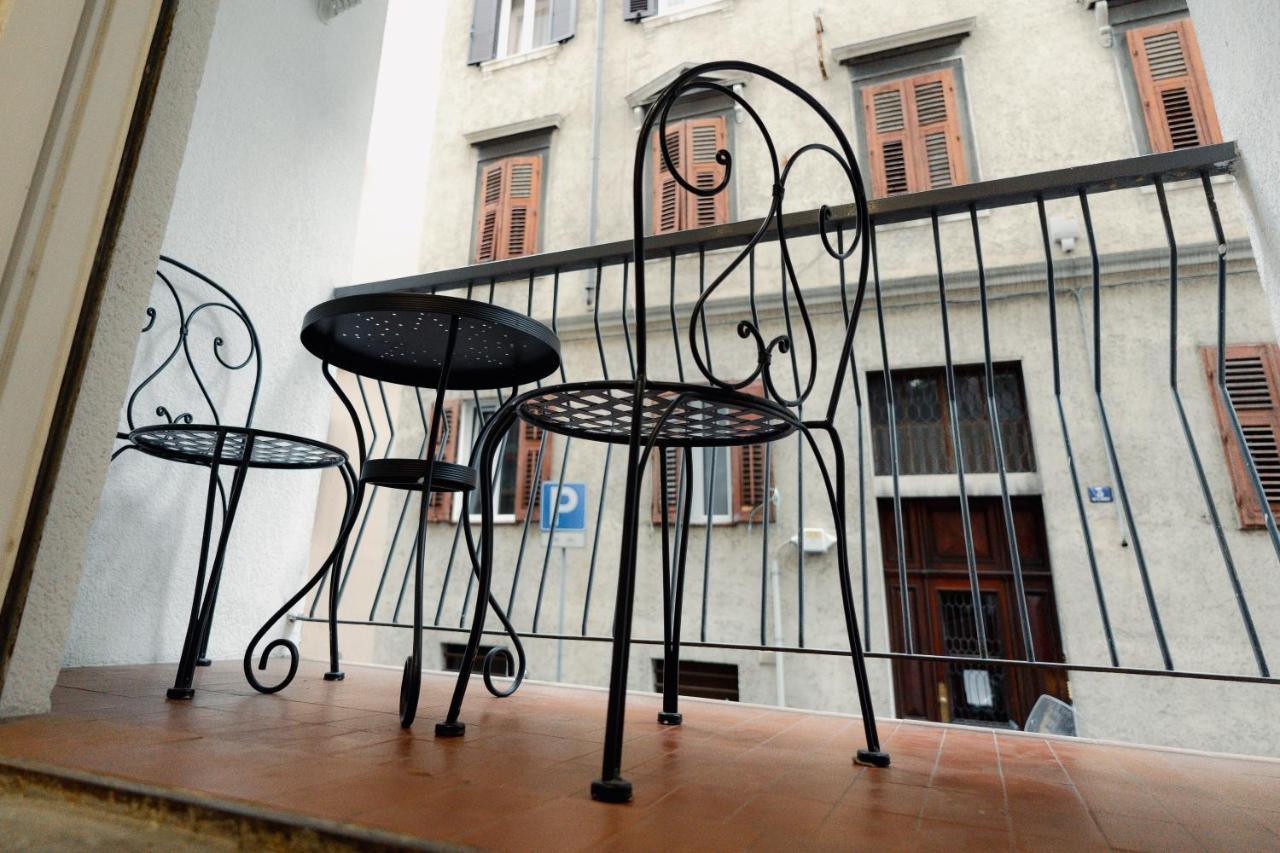 Centro Storico Moderno Trilocale Con Balcone Apartment Trieste Luaran gambar
