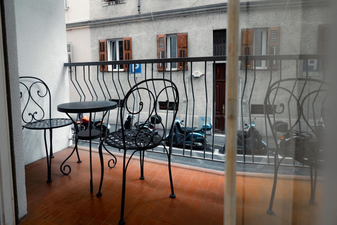 Centro Storico Moderno Trilocale Con Balcone Apartment Trieste Luaran gambar